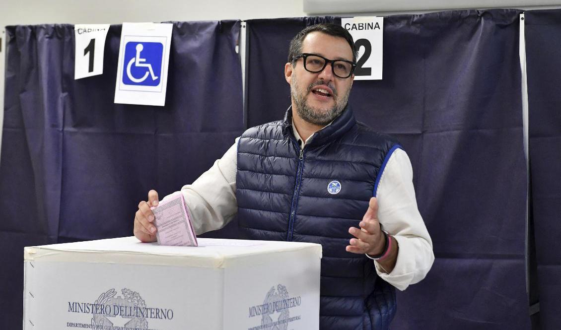 Matteo Salvini, partiledare för Lega, lade sin röst i Milano i söndagens parlamentsval. Foto: AP/TT
