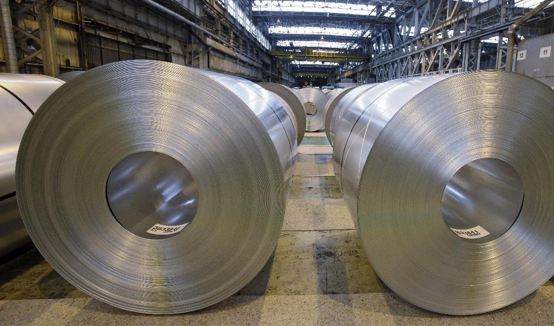 13 plåtrullar som väger sex ton vardera stals under inbrottet. Bilden är en genrebild. Foto: Mark Duncan/AP/TT