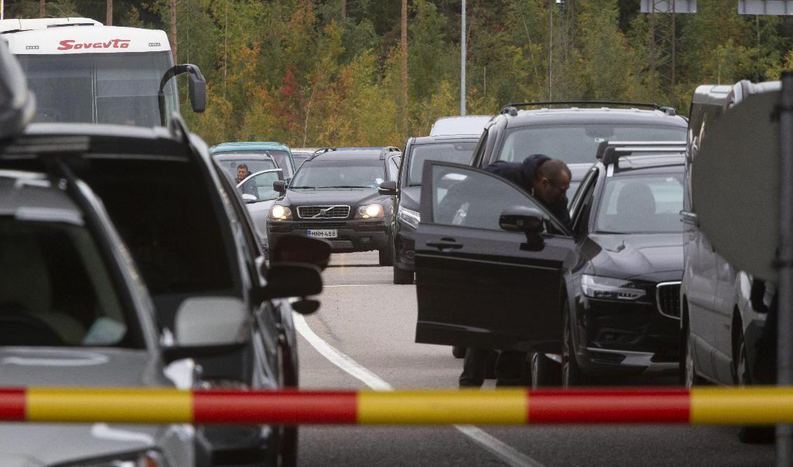Bilar köar för att få köra in i Finland från Ryssland vid gränsstationen i Virolahti den 23 september. Foto: Sasu Makinen/AP/TT