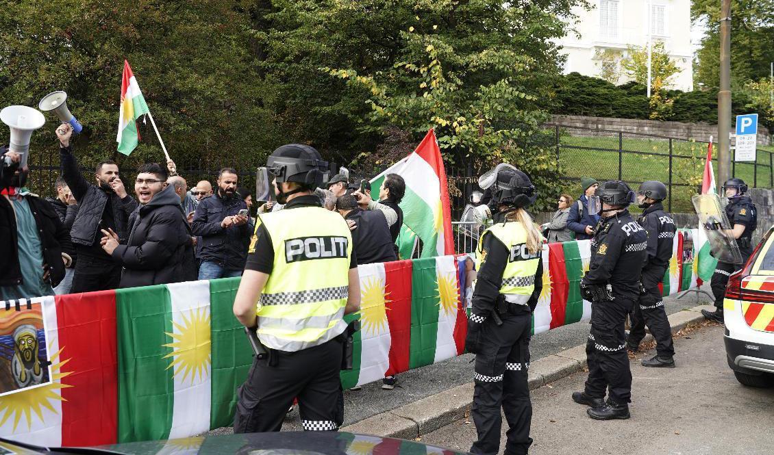 Demonstranter och poliser vid Irans ambassad i Oslo Foto: Terje Pedersen/NTB