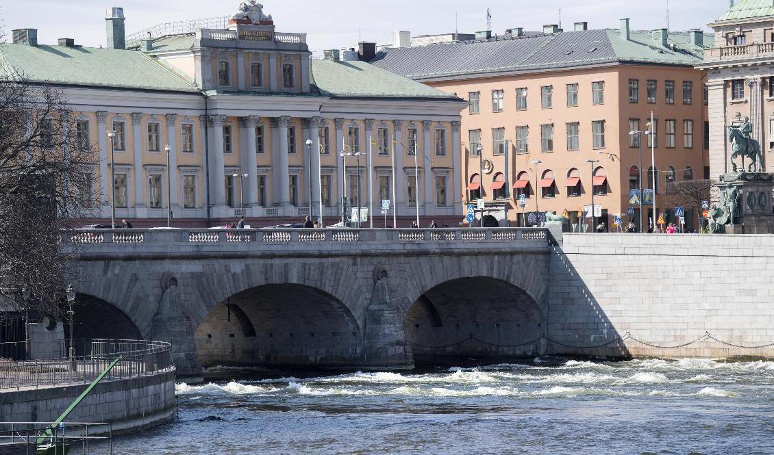 Forsande vatten i Strömmen nedanför Utrikesdepartementet och Norrbro. Arkivbild. Foto: Fredrik Sandberg/TT