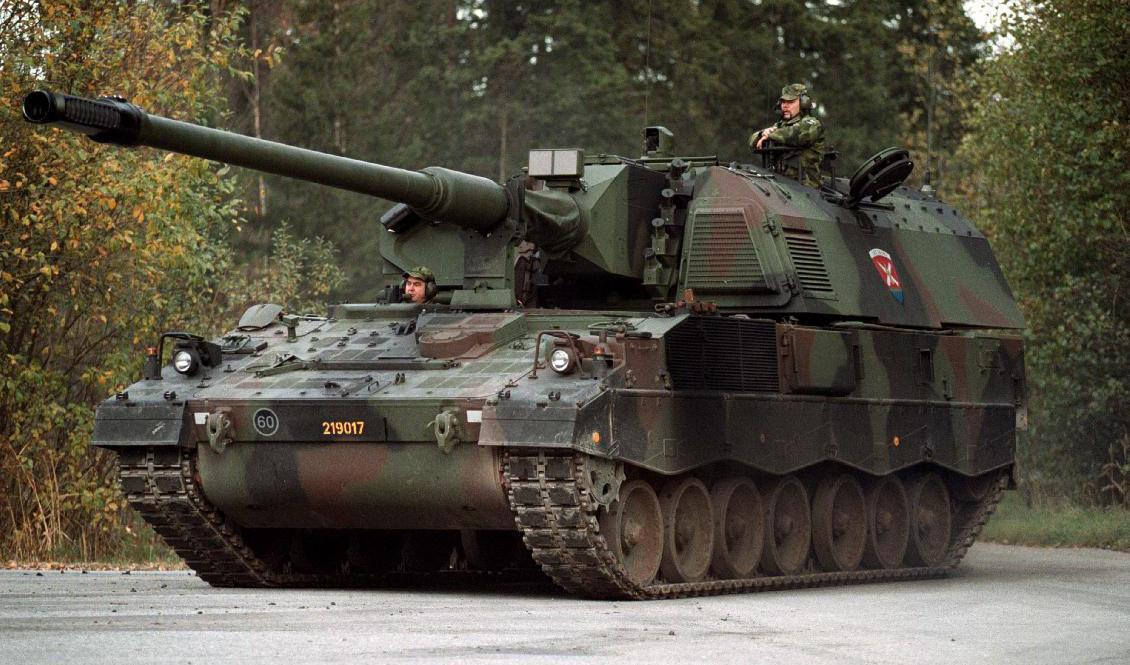 I juli beställde Ukraina 100 artilleripjäser av typen Panzerhaubitze 2000 från tyska försvarskoncernen Krauss-Maffei Wegmann. På bilden syns en Panzerhaubitze 2000 som ägs av svenska försvaret. Nu ska Ukraina få det slovakiska artillerisystemet Zuzana-2. Arkivbild. Foto: Fredrik Persson/TT