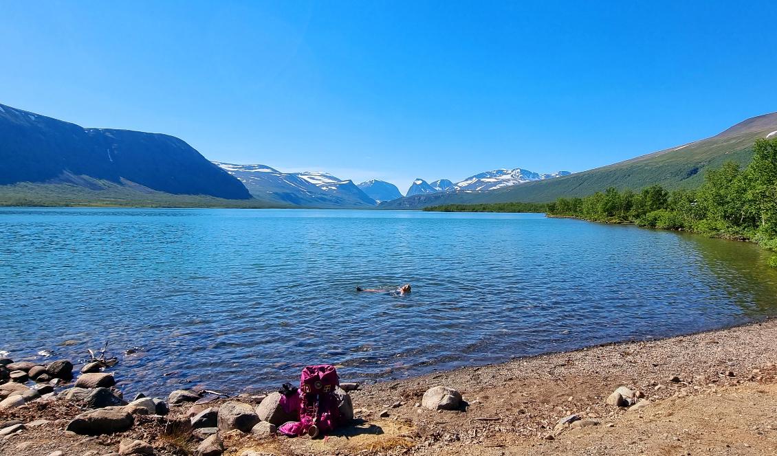 Vad som är en dagssträcka varierar, men 15–20 km är vanligt, berättar Hali Liddell. Bilden visar ett dopp i glaciärsjön Ladtjojaure, längs Dag Hammarskjöldsleden. Foto: Hali Liddell