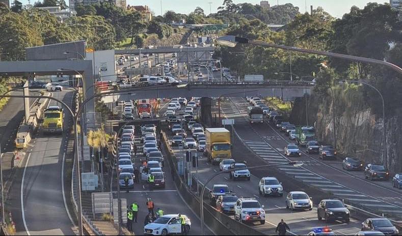 


I slutet av juni blockerade en 22-årig klimataktivist trafiken i centrala Sydney, vilket ledde till kilometerlånga köer. Foto: Skärmdump/Blockade Australia/Twitter                                                                                                                                    