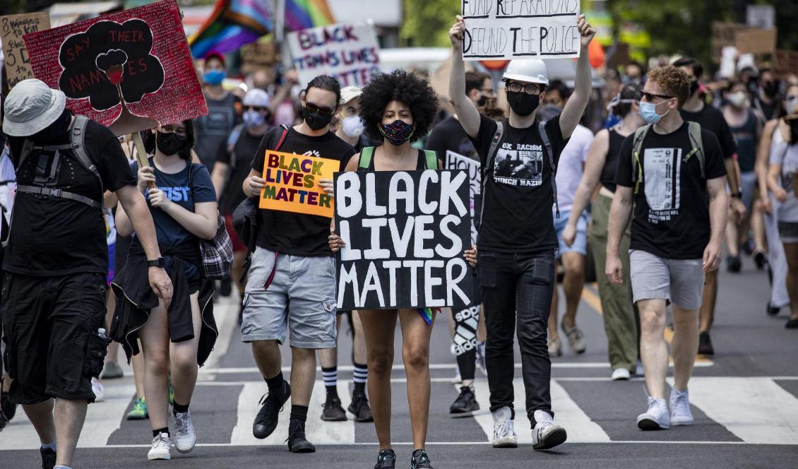 
På bilden syns en grupp demonstranter och medlemmar i Black Lives Matter den 13 juni 2020 i USA:s huvudstad, Washington DC. Foto: Samuel Corum/Getty Images                                            