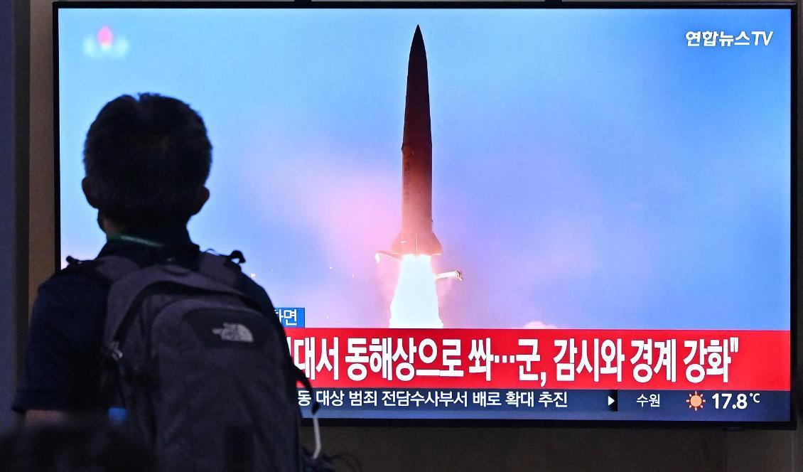 En man i Seoul i Sydkorea går förbi en tv-skärm som visar foton på en avfyrad missil från Nordkorea den 29 september 2022. Foto: Jung Yeon-Je/AFP via Getty Images