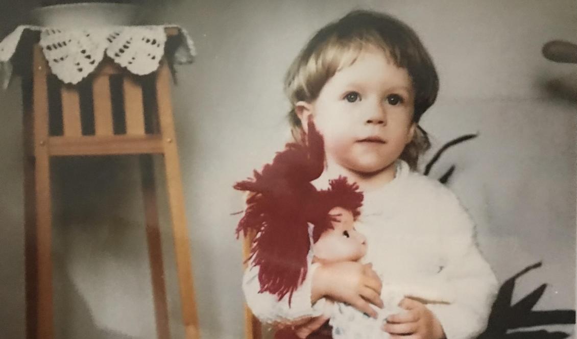 Min storasyster med sin älsklingsdocka i famnen, den som heter Ida och som jag är uppkallad efter. Fotot är taget hösten 1987. Foto: Privat