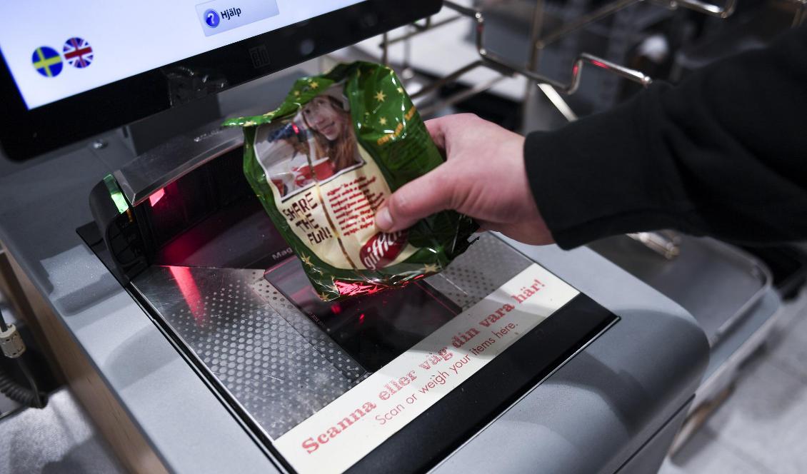 Många människor fuskar när det gäller obemannade kassor med snabbutcheckning. Foto: Pontus Lundahl/TT