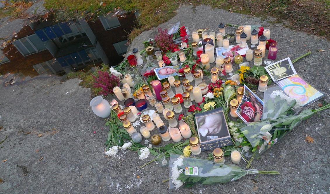 Ljus och blommor vid den hyresfastighet i Järna där en 21-årig man tog sitt liv i en direksändning i ett forum på sajten Flashback. Foto: Johan Nilsson/TT