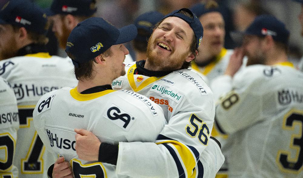 HV71:s forward Fredrik Forsberg efter ett av sina mål i finalserien mot Björklöven i hockeyallsvenskan som tog Jönköpingslaget tillbaka till SHL igen.
Foto: Patrick Trägårdh/TT