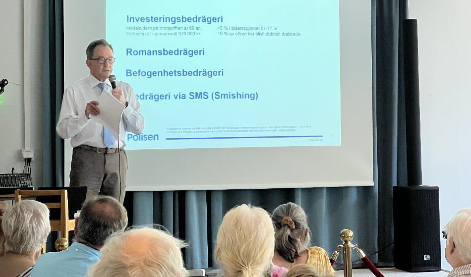 Poliskommissarie Jan Friberg föreläser om brottsförebyggande åtgärder på seminariet ”Stoppa bedrägerier mot mot äldre” den 18 augusti i Stockholm. Foto: Privat