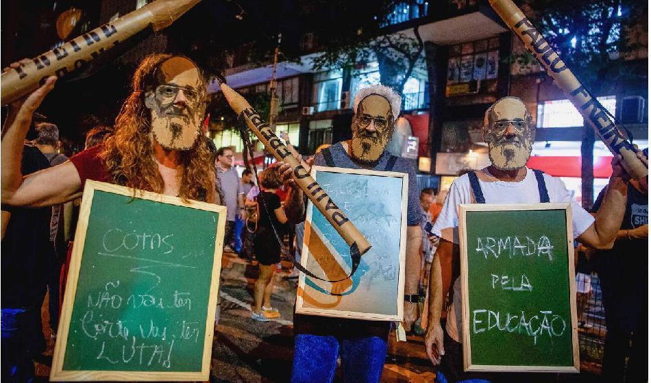 


Demonstranter i Brasilien 2019, maskerade till att likna den kommunistiske pedagogen Paulo Freire, som delade in världen i förtryckta och förtryckare. Foto: Mauro Pimentel/AFP via Getty Images                                                                                                                                    