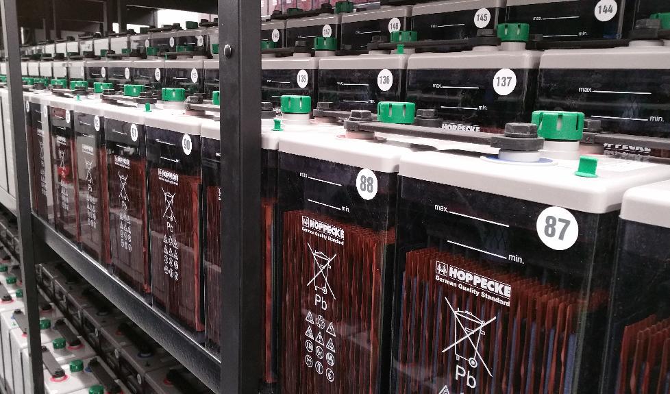 Batterier, förutsättningen för att lagra elektricitet, finns i många storlekar. Här ser vi den större och kraftigare typen. Foto: Emil Almberg