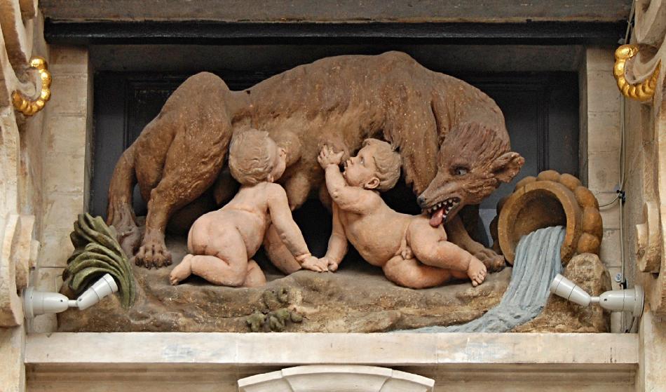 Varför fascineras vi av tvillingar? Romulus och Remus är troligen bland de mest kända kända i historien. Här avbildade tillsammans med varghonan i Bryssel på Maison de la Louve, vargens hus. Foto: Creative Commons