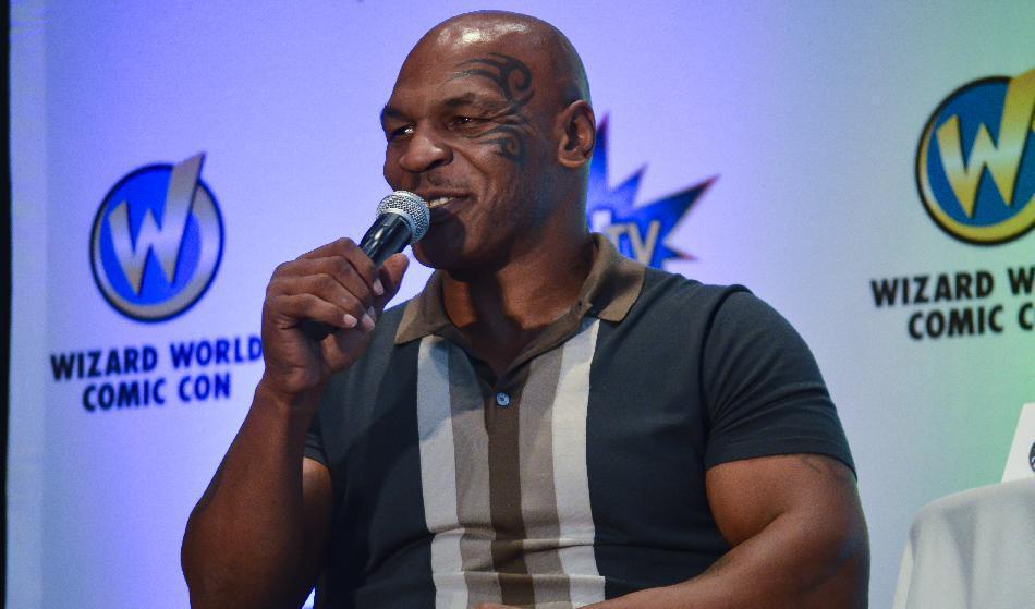 
Mike Tyson framträder på serietidningskongressen Wizard World Comic Con (numera Fan Expo) 2015. Han gör ofta framträdanden på scen och film. Foto: Paula R. Lively/Wikimedia Commons                                            