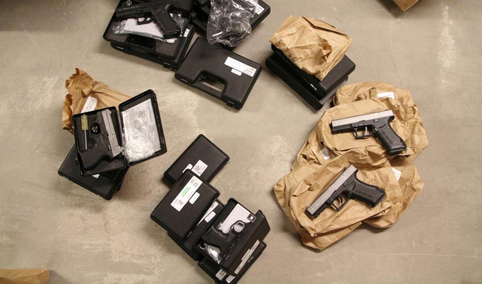 Beslag av gasvapen. Kriminella bygger om dem till dödliga skjutvapen. – Det finns exempel på att de använts vi vi skjutningar och mord, säger Daniel Piludu vid tullen. Foto: Tullverket