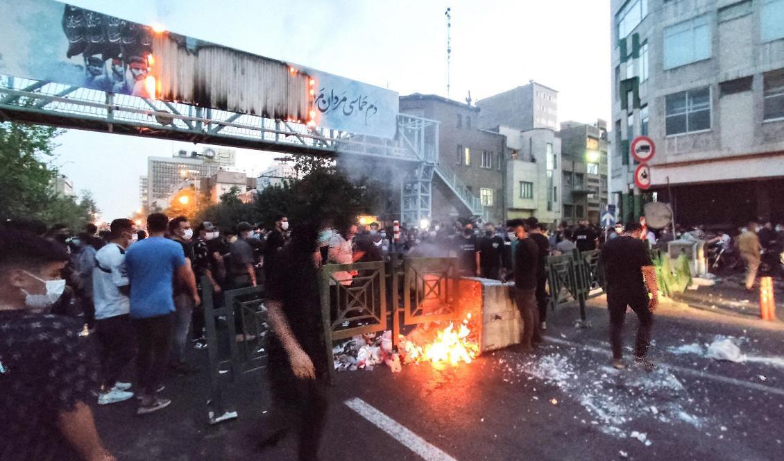 På bilden som är tagen den 21 september syns iranier demonstrera i huvudstaden Teheran. Foto: Foto: AFP via Getty Images