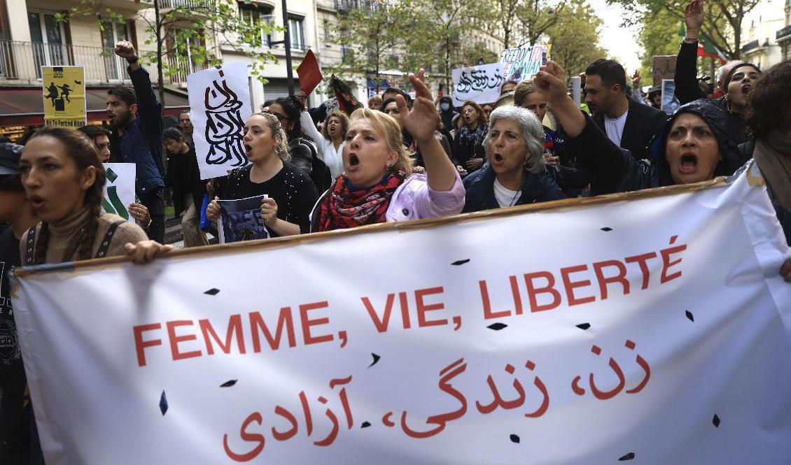Tusentals samlades i Paris för att demonstrera mot regimen i Iran. Foto: Aurelien Morissard/AP/TT