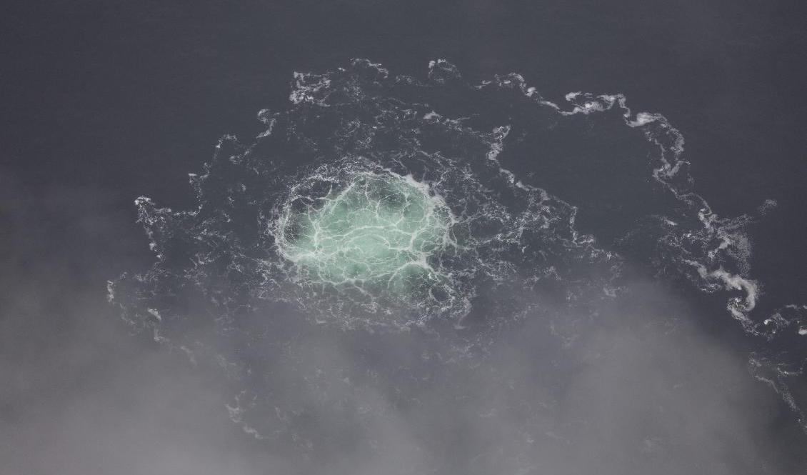 Den lilla gasläckan från Nordstream 2 i svensk ekonomisk zon i Östersjön. Bild tagen från Kustbevakningens flygplan. Foto: Kustbevakningen/TT