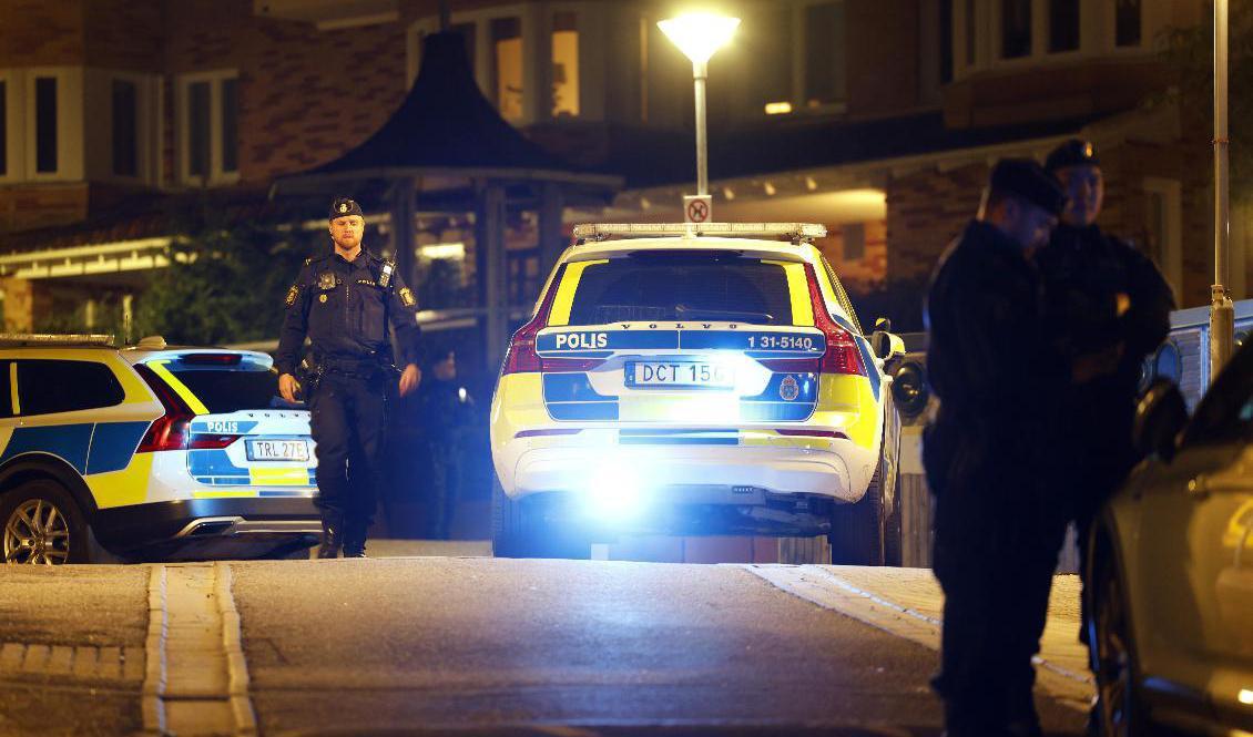 Polisen har spärrat av runt den plats där två personer skadats i en skottlossning i södra Södertälje. Foto: Fredrik Persson/TT
