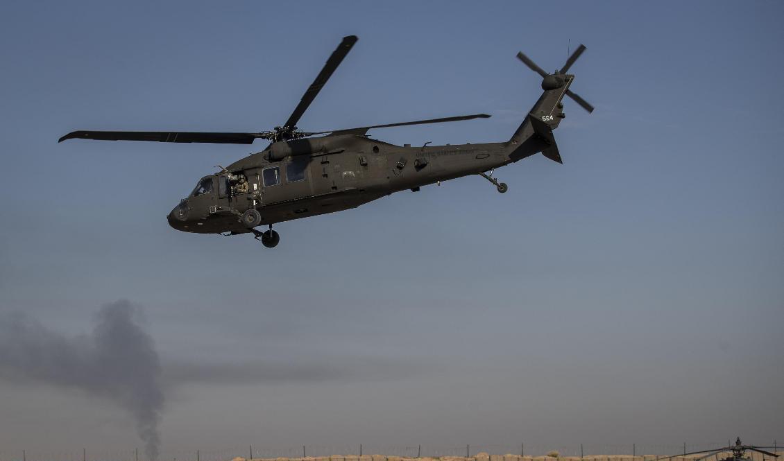 En helikopter lyfter från en amerikansk bas i Syrien. Arkivbild. Foto: Darko Bandic/AP/TT
