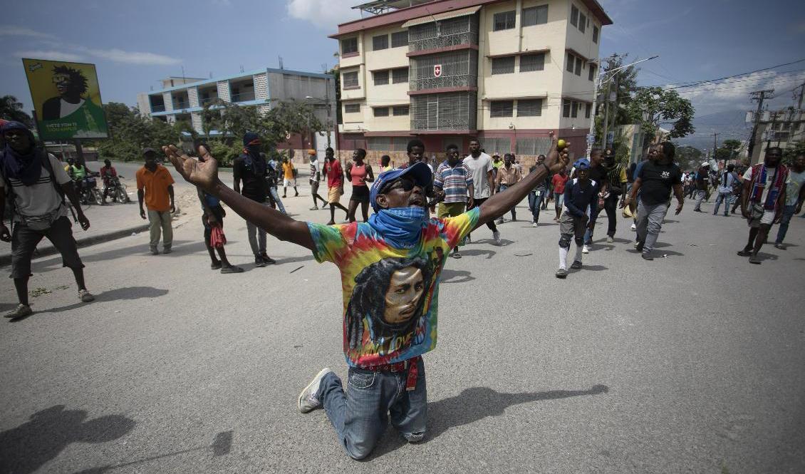 En demonstrant som kräver premiärministerns avgång i Haiti tidigare i veckan. Foto: Odelyn Joseph/AP/TT