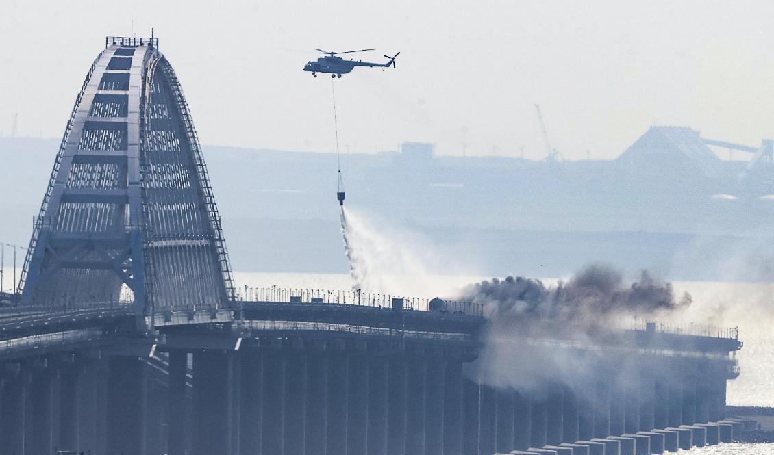 En stor brand härjade tidigare på bron, som även delvis kollapsade. Bilden kommer från den ryska statliga nyhetsbyrån Tass. Foto: TASS/TT