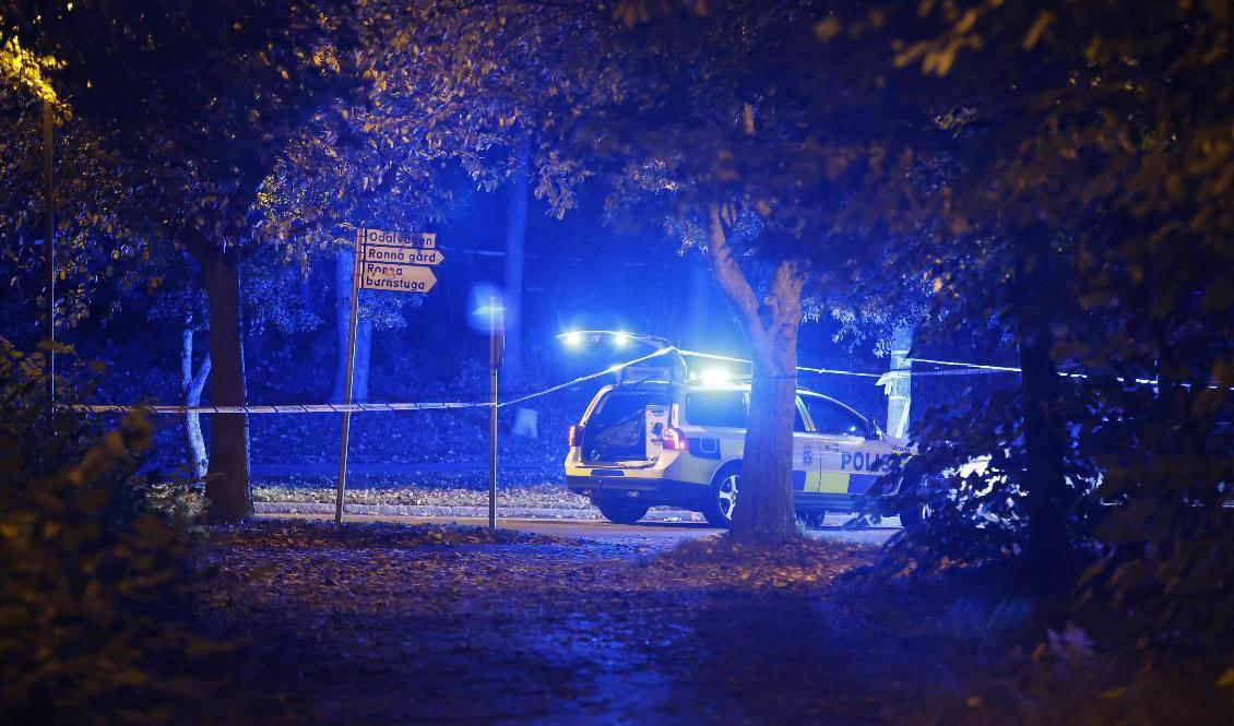 Polis på plats efter att en man i 40-årsåldern skjutits ihjäl i stadsdelen Ronna i Södertälje den 1 oktober. Foto: Christine Olsson/TT
