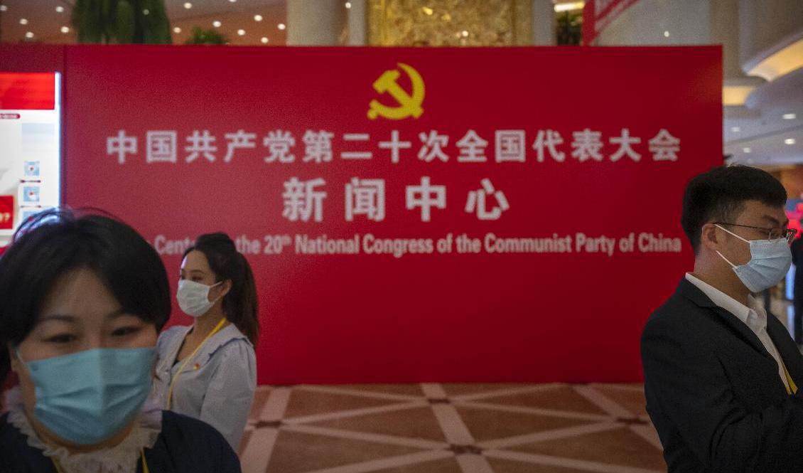 Förberedelser inför det kinesiska kommunistpartiets kongress i Peking. Foto: Mark Schiefelbein/AP/TT