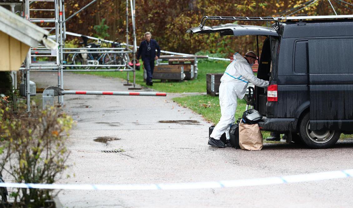Avspärrningar vid ett bostadshus i Boxholm sedan en person hittats död under söndagen. Arkivbild. Foto: Jeppe Gustafsson/TT
