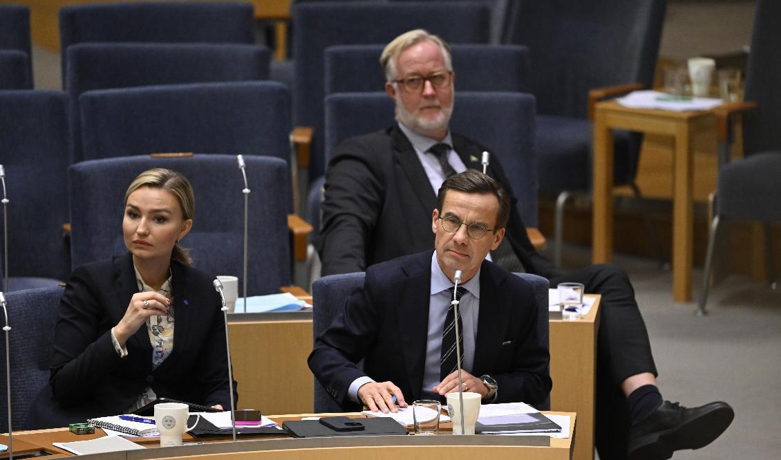 Energi- och näringsminister Ebba Busch (KD), arbetsmarknads- och integrationsminister Johan Pehrson (L) och statsminister Ulf Kristersson (M) under onsdagens partiledardebatt i riksdagen. Foto: Jessica Gow/TT