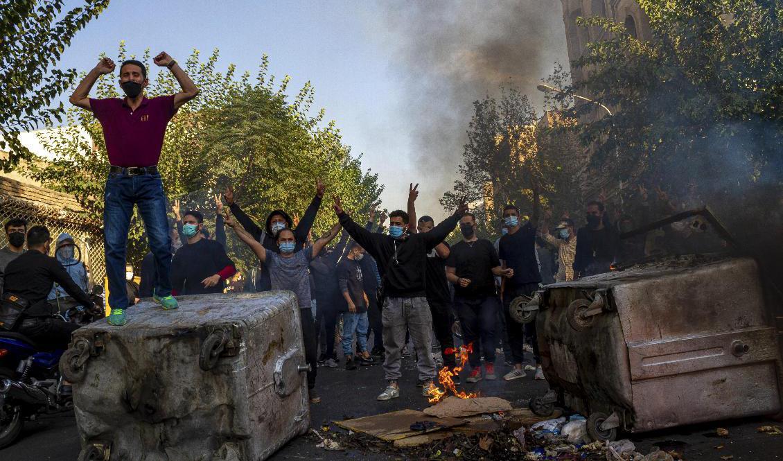 Iranier protesterar i huvudstaden Teheran den 27 oktober. Foto: Middle East Images/AP/TT