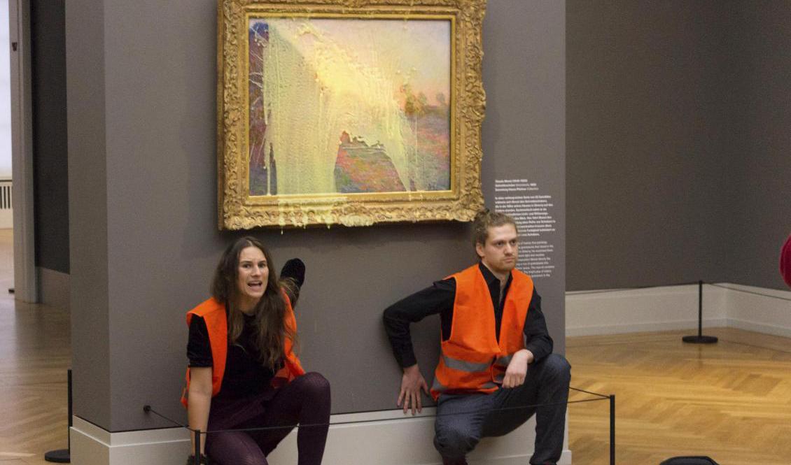 Klimataktivister vandaliserade Claude Monets "Les Meules” med potatismos på museet Barberini i Berlin. Foto: AP/TT