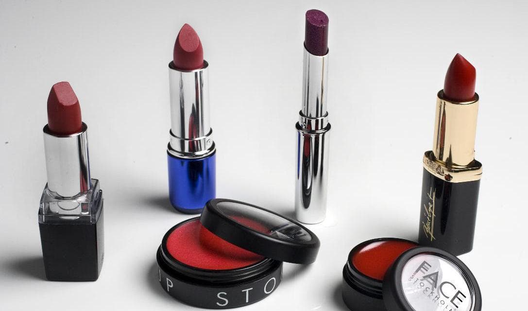 Läppstift i hylsa och på burk. Arkivbild. Foto: Anders Wiklund / TT