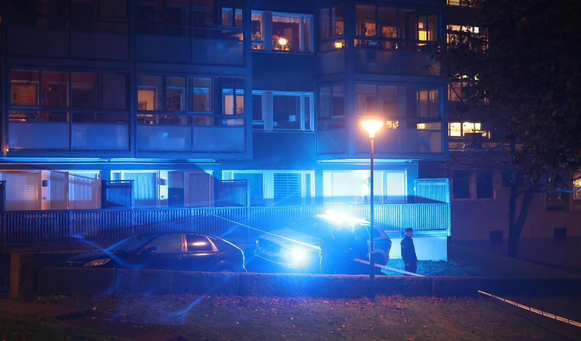 Avspärrningar efter att en man skjutits i Björndammen i Partille vid 21-tiden på söndagen. Foto: Adam Ihse/TT
