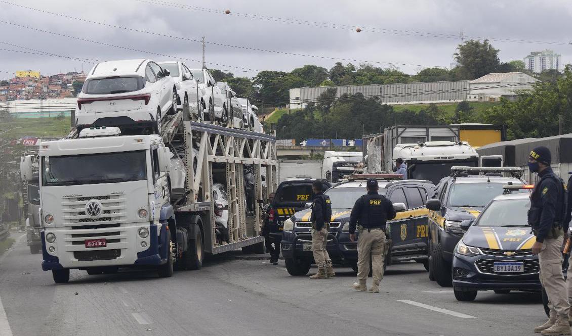 Lastbilschaufförer som stödjer Brasiliens president Jair Bolsonaro börjar lätta på en blockering i Embu das Artes i utkanten av São Paulo. Foto: Andre Penner/AP/TT