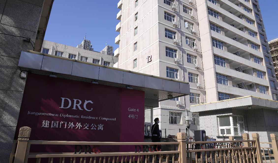 En säkerhetsvakt utanför byggnaden i Peking där CBC:s redaktion var inrymd. Foto: Andy Wong/AP/TT