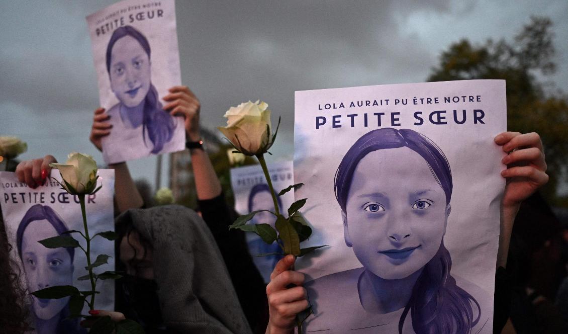 


I samband med en manifestation på torsdagen samlades en grupp människor i Paris där man höll upp ett porträtt av den 12-åriga Lola Daviet som mördades förra veckan i huvudstaden. På porträttet står det: ”Lola kunde ha varit vår lilla syster.” Foto: Emmanuel Dunand/AFP via Getty Images                                                                                                                                    