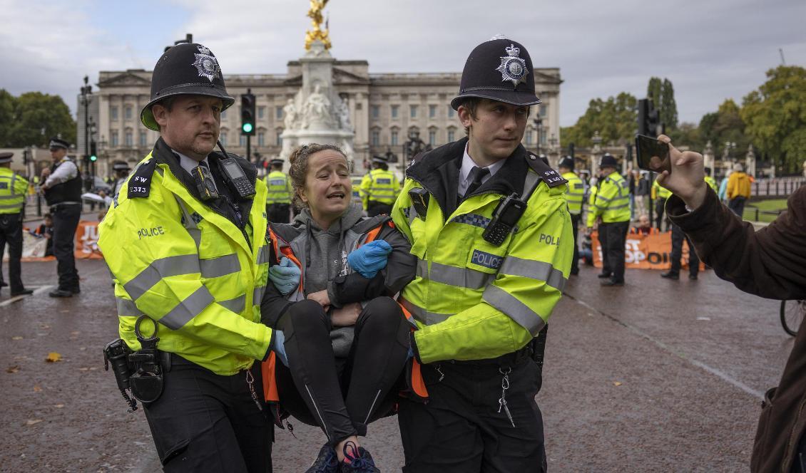 En demonstrant utanför Buckingham Palace förs iväg av polis den 10 oktober 2022. Foto: Dan Kitwood/Getty Images