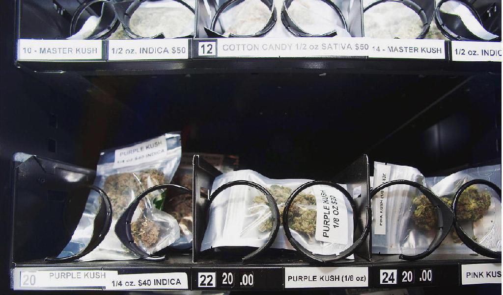 Marijuanaautomat i Vancouver. För fyra år sedan legaliserades bruket av marijuana i Kanada. Trots det blomstrar den illegala cannabismarknaden. Foto: Don Mackinnon/AFP via Getty Images