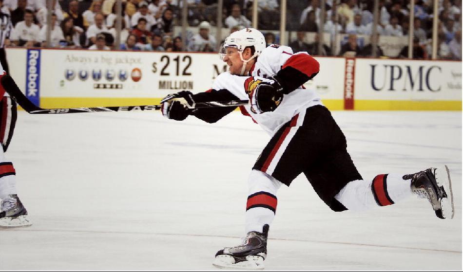 Daniel Alfredsson följer upp ett skott på mål under en match mot Pittsburgh Penguins i Stanley Cup-slutspelet 2010. Senators förlorade matchen med 1–2. Foto: Justin K. Aller/Getty Images
