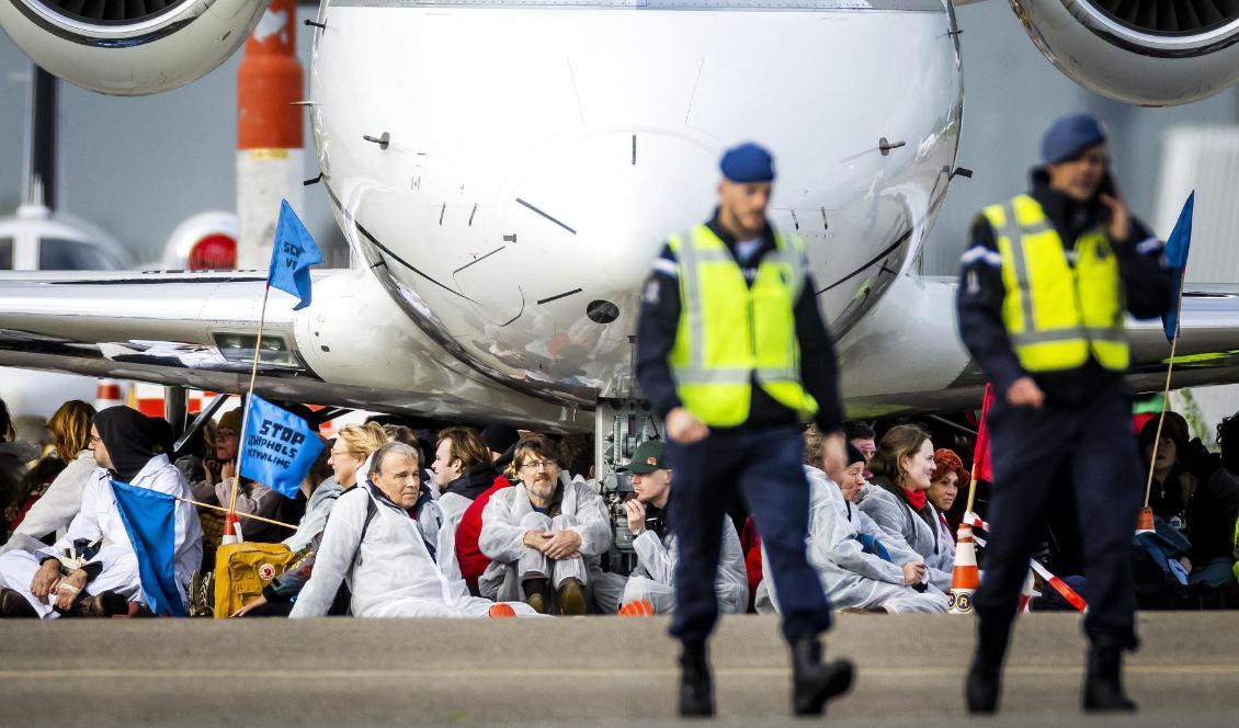 






Klimataktivister sitter framför ett flygplan i Schiphol i Amsterdam den 5 november 2022. Foto: Remko De Waal/ANP/AFP via Getty Images                                                                                                                                                                                                                                                                                                                    