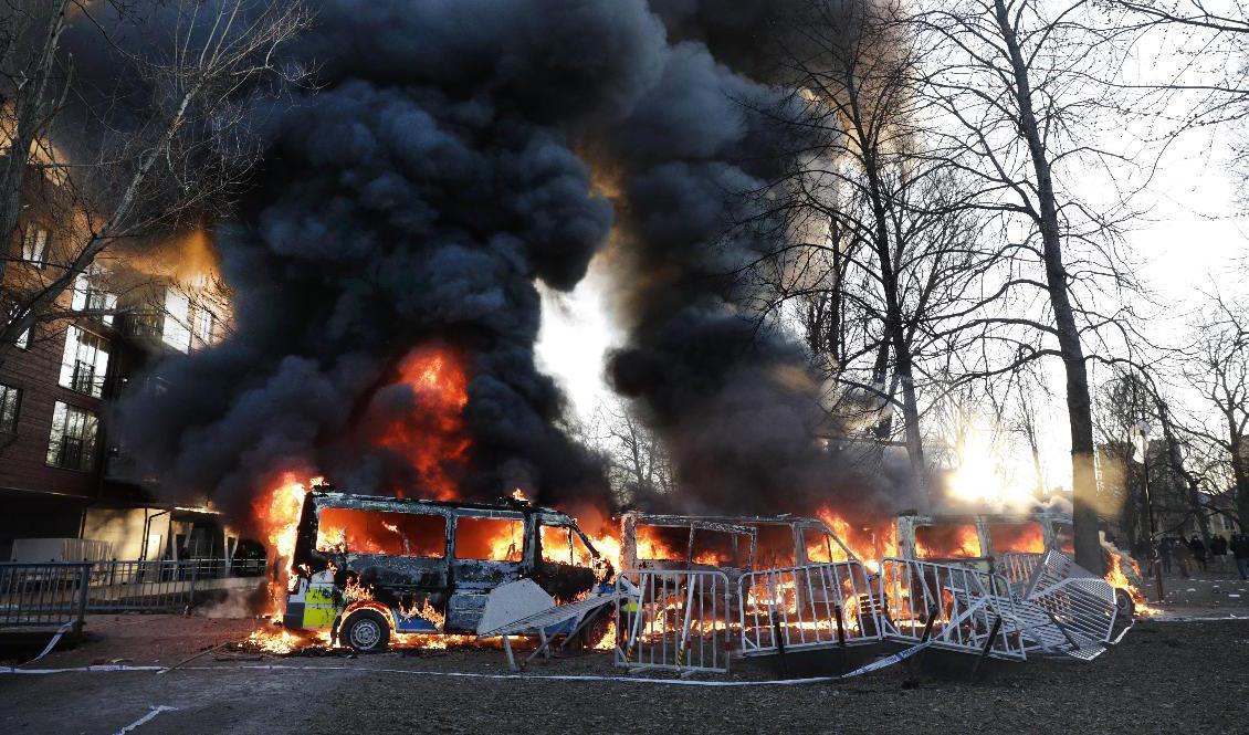 Motdemonstranter satte eld på flera polisbussar i Sveaparken i Örebro. Arkivbild. Foto: Kicki Nilsson/TT