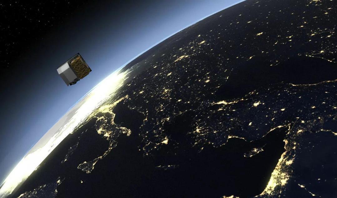Illustration av satelliten Mats med sin solpanel över jorden. Högt uppe i atmosfären ska den undersöka hur atmosfären påverkar klimatet på jorden. Foto: Rymdstyrelsen