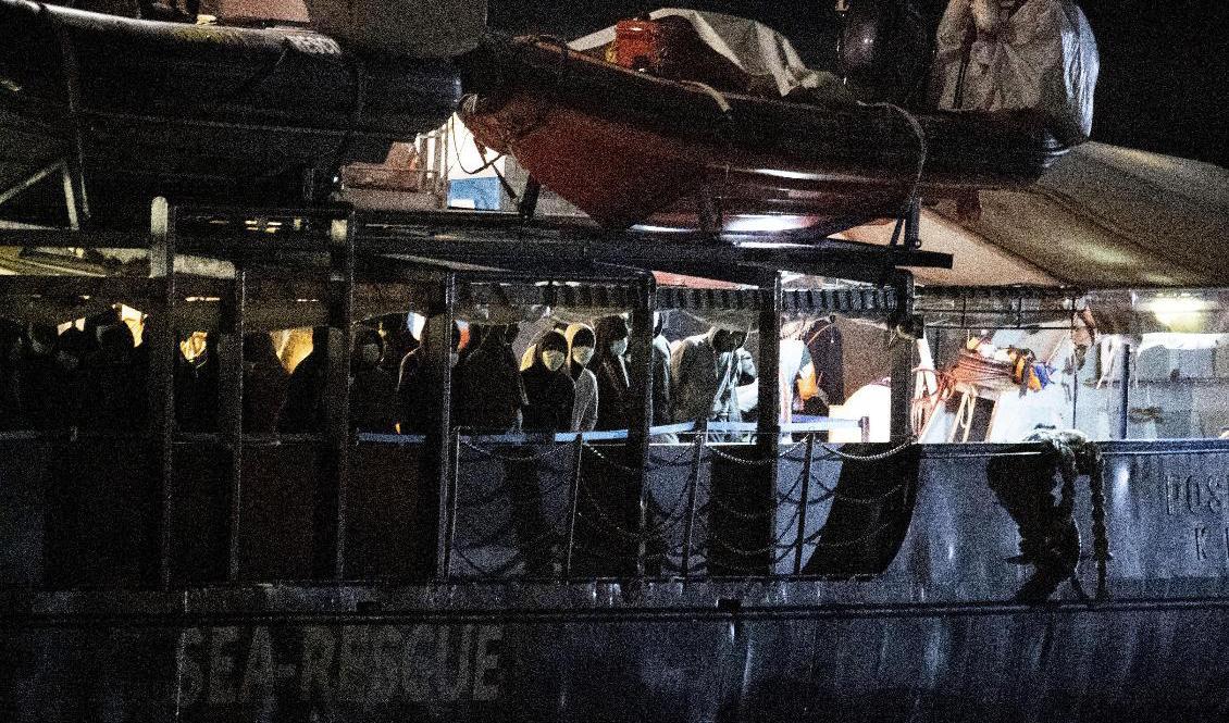 En del av migranter på räddningsbåten Humanitarian, vid hamnen Catania på Sicilien, får gå i land. Foto: Salvatore Cavalli/AP