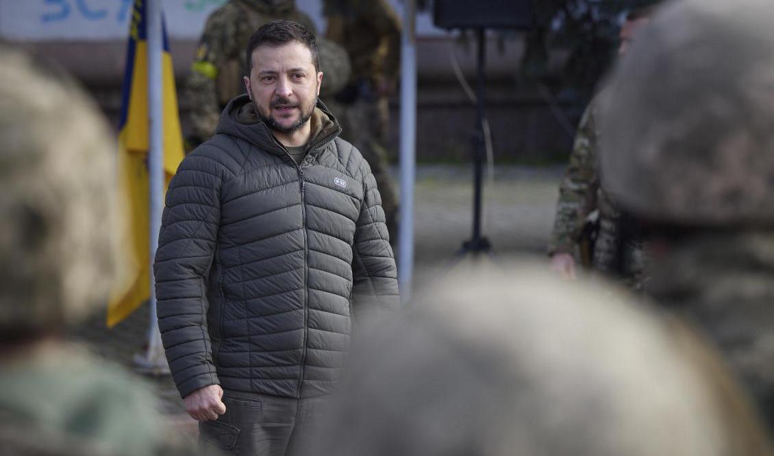 Ukrainas president Zelenskyj mildrar sin retorik efter robotexplosionen i Polen – men är säker på att missilen kom från Ryssland. Arkivbild. Foto: AP/TT