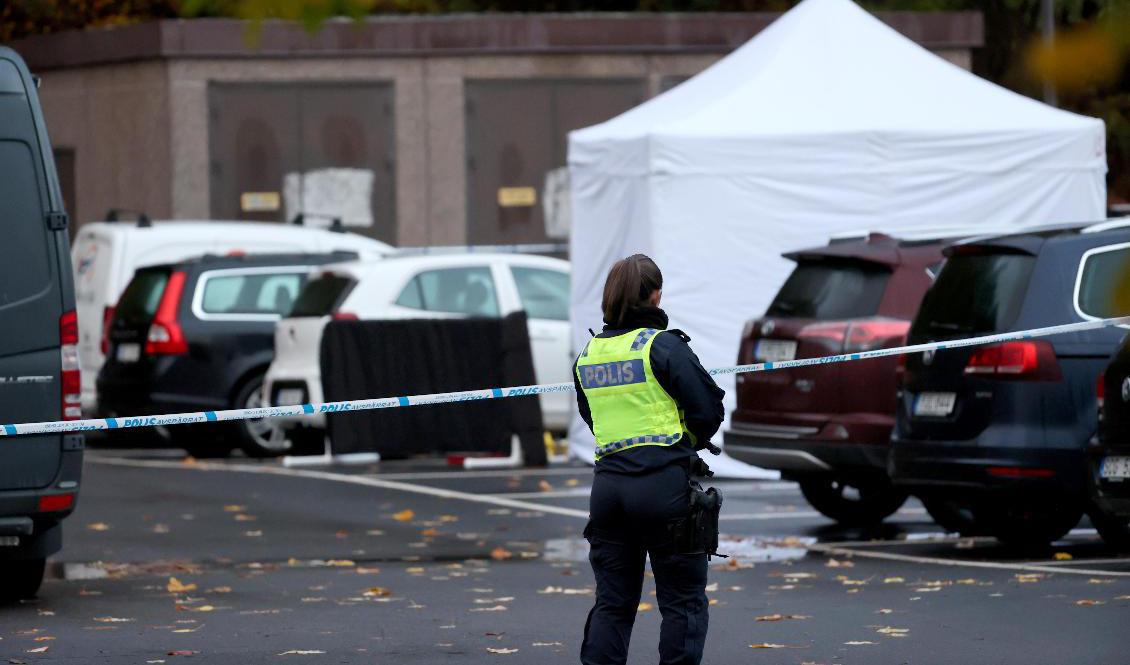 Polis på plats i Bergsjön efter dödsskjutningen av en taxichaufför. Nu har en man gripits som misstänkt för mordet. Foto: Adam Ihse/TT