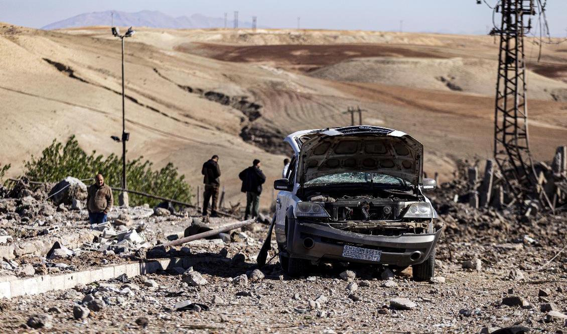 Invånare i al-Hasakah betraktar skadorna efter ett av de turkiska flygangreppen. Foto: Baderkhan Ahmad/AP/TT