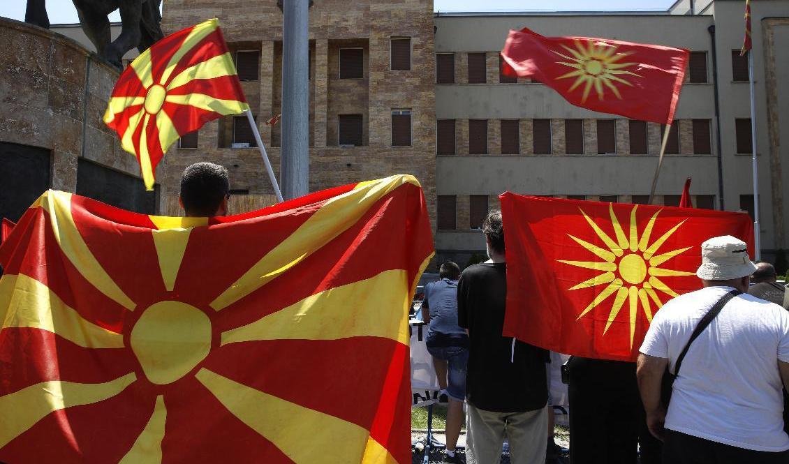 Nodmakedonska flaggor, både av nyare och äldre modell, framför parlamentet i huvudstaden Skopje. Arkivbild. Foto: Boris Grdanoski/AP/TT