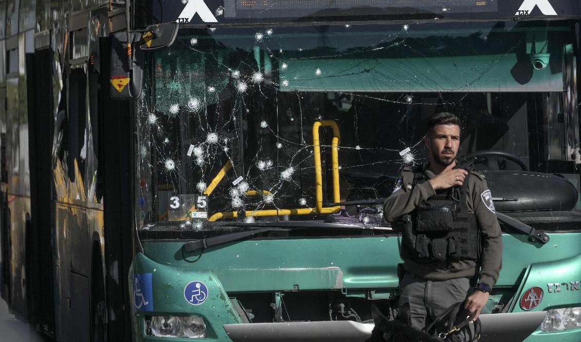 En buss tog skada vid en av explosionerna på onsdagsmorgonen. Foto: Mahmoud Illean/AP/TT